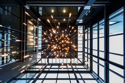 Architektonisches Highlight von Casa Nova: Spektakuläre Innenansicht eines modernen Atriums mit einer sternenförmigen Lichtinstallation und gläserner Fassadenstruktur