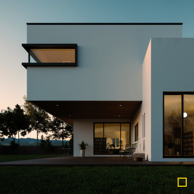 Abendliche Ansicht eines modernen, zweistöckigen Architektenhauses von Casa Nova Ulm mit beleuchteter Terrasse, weißer Fassade und großen Fensterfronten vor einer bewaldeten Hügelkette