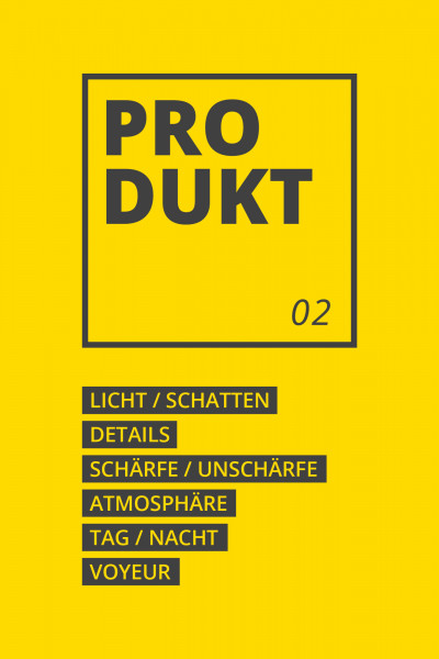 Grafik von Casa Nova Ulm mit der Aufschrift ‚PRODUKT 02‘ in einem Rahmen und einer Liste von den Schlagworte ‚Licht / Schatten‘; ‚Details‘; ‚Schärfe / Unschärfe‘; ‚Atmosphäre‘; ‚Tag / Nacht‘; ‚Voyeur‘ auf gelbem Grund