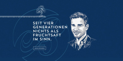 Jubiläumskampagne von Burkhardt Fruchtsäfte: Eine blaue Grafik mit der Porträtzeichnung eines lächelnden Mannes und dem Slogan ‚SEIT VIER GENERATIONEN NICHTS ALS FRUCHTSAFT IM SINN.‘