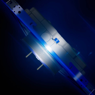 Detailansicht eines Geberit Duofix Rahmenelements für die Vorwandinstallation, beleuchtet durch einen zentralen Lichtstrahl