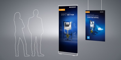 Geberit Duofix Werbematerialien: Ein Roll-up-Display und ein Deckenhänger neben zwei menschlichen Silhouetten, die das neue Installationssystem betrachten