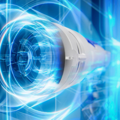 Futuristische Visualisierung eines Geberit Duofix Sanitärelements, das von dynamischen, blauen Lichtringen und technologischen Energiebahnen umgeben ist