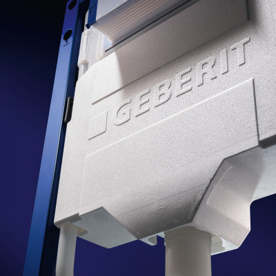 Nahaufnahme eines weißen Geberit Duofix Unterputzspülkastens mit eingeprägtem Markenlogo vor einem dunkelblauen Hintergrund