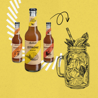 Werbeillustration von Burkhardt Fruchtsäfte auf gelbem Grund: Drei Glasflaschen Burkhardt Eistee in den Sorten Zitrone, Pfirsich und Granatapfel neben einer grafischen Skizze eines servierten Eistee-Glases mit Eiswürfeln und Minze